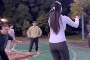 杨毅此前：论刷数据，所有人在张伯伦面前都不值一提，100分真是刷出来的